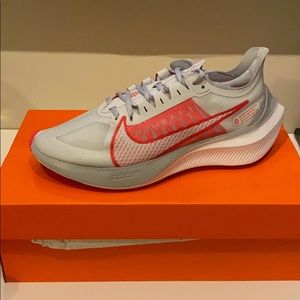 Brand new, never worn Nike zoom gravity runners
